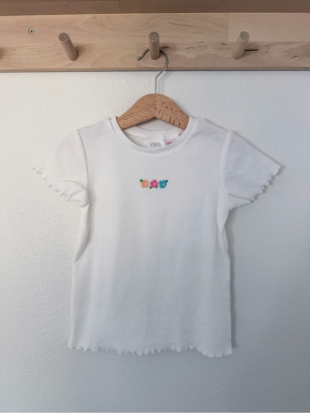 Zara White Ribbed Tee with Small Multicolor Floral Embroidery
